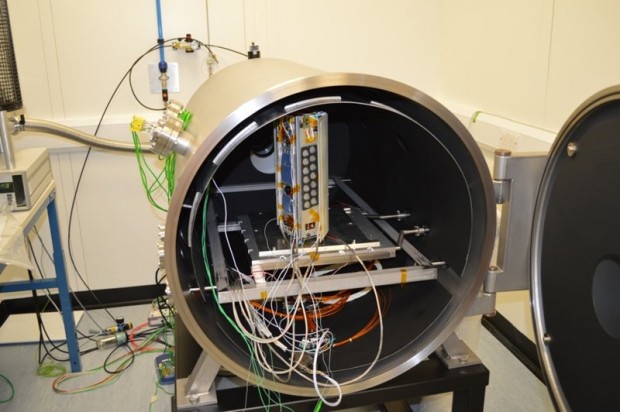 Test in der Vakuumkammer (Foto: SSTL)