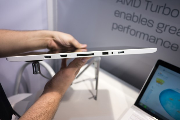 In der Mitte ist der PCI-Express-Anschluss zu sehen, ... (Foto: Andreas Sebayang/Golem.de)