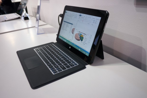 AMDs Temash kann mit zwei Kernen passiv gekühlt werden. Dieses 11,6-Zoll-Tablet erinnert stark an Microsofts Surface. (Foto: Andreas Sebayang/Golem.de)