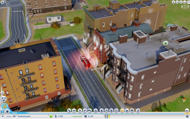 Ein Löschzug kämpft mit Feuer in einer Wohnanlage.