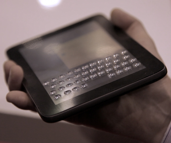 Tactus zeigt dynamischen Touchscreen mit Tactile-Layer-Technik. (Quelle: Daniel Pook / Golem.de)