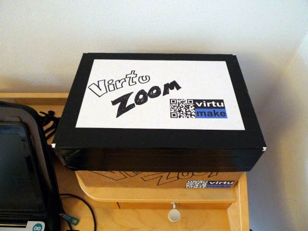Virtuzoom Microscope in einem kleinen Karton (Bild: Bernhard Mayrhofer)