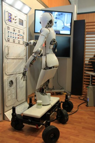 Die Roboterdame fährt auf einem Chassis mit sechs Rädern. (Foto: Werner Pluta/Golem.de)