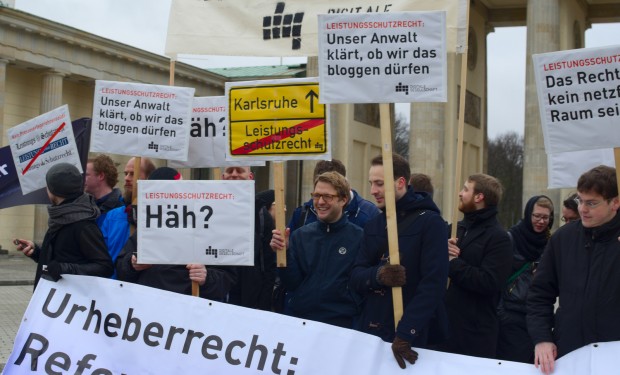 Demonstration gegen das Leistungsschutzrecht vor dem Brandenburger Tor (Bild: Digitale Gesellschaft/CC BY-SA 2.0)