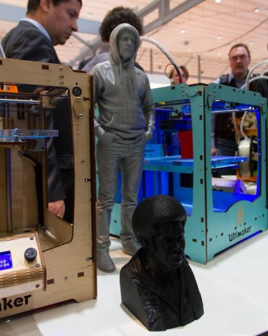 Modifizierbar: Das Gerät ist Open Source und kann vom Nutzer selbst umgebaut werden. Andere Seitenteile ermöglichen beispielsweise den Aufbau größerer Objekte. (Foto: Werner Pluta/Golem.de)