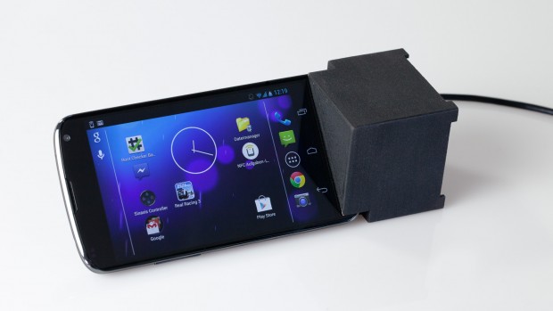 Das Smartphone wird quer von der Seite in die Ladestation gesteckt. (Bild: Golem.de)