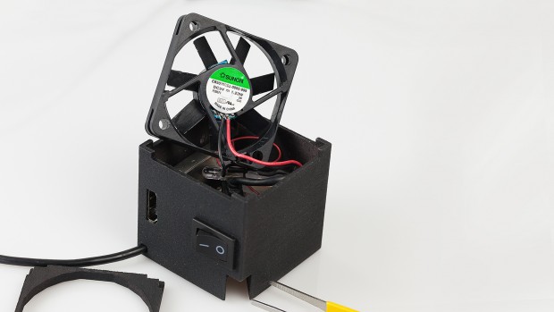 Der Deckel und der darunterliegende Lüfter lassen sich auf diese Weise leicht ausbauen. (Bild: Golem.de)