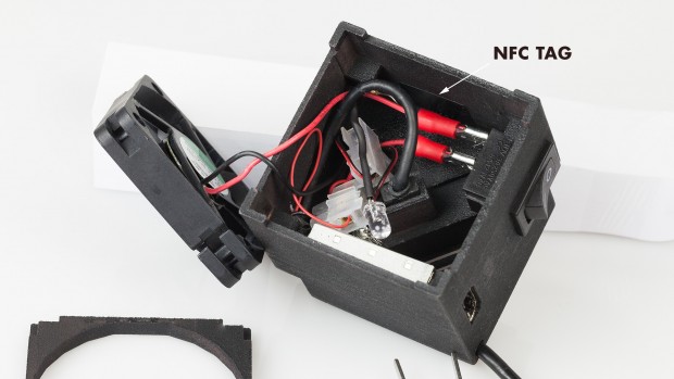 Unter der Oberseite ist ein NFC-Tag angebracht, anhand dessen das Nexus 4 bestimmte Aktionen ausführt. (Bild: Golem.de)