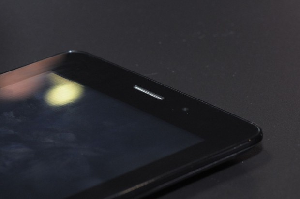 Wie bei einem Smartphone ist der Lautsprecher für das Ohr über dem Display. (Bild: Andreas Sebayang/Golem.de)