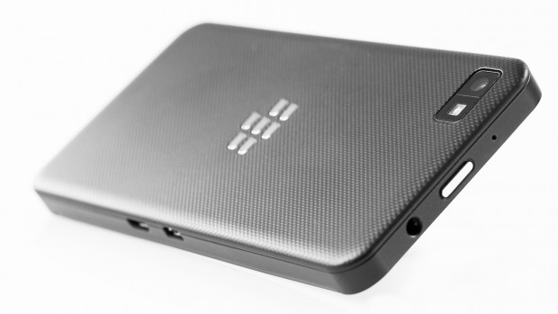 Die Rückseite des Smartphones ist gummiert und kann abgenommen werden. (Bild: Golem.de)