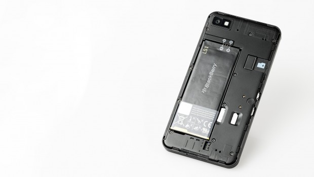 Hinter dem Rückdeckel befinden sich der herausnehmbare Akku und die Einschübe für die Micro-SIM und eine Micro-SD-Karte. (Bild: Golem.de)