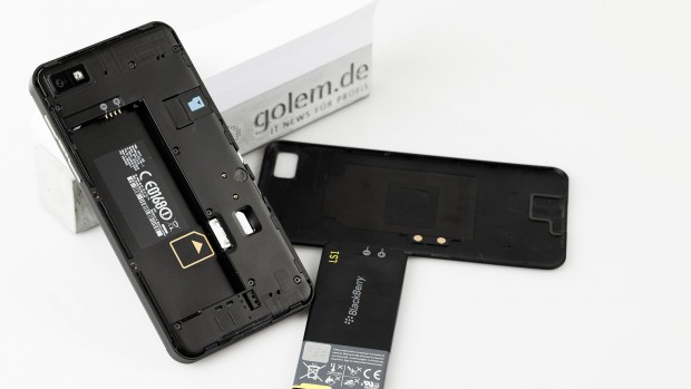 Das Blackberry Z10 ohne Rückdeckel (Bild: Golem.de)