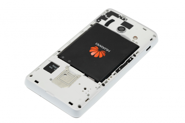 Unter dem Rückdeckel befindet sich der Akku sowie die Einschüber für die SIM-Karte und eine Micro-SD-Karte. (Bild: Golem.de)