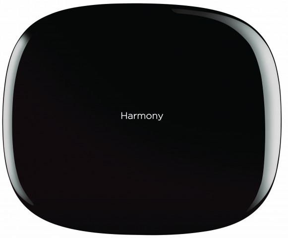 Der Harmony Hub setzt Signale von Fernbedienung und Smartphone nach Infrarot und Bluetooth um.