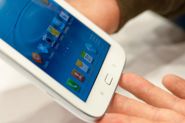 Wie auch bei anderen Samsung-Geräten befinden sich unterhalb des Displays ein Menü-, ein Home- und ein Zurück-Knopf. (Bild: Andreas Sebayang/Golem.de)