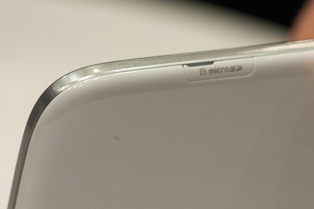Ein Steckplatz für Micro-SD-Karten bis maximal 64 GByte ist eingebaut. (Bild: Andreas Sebayang/Golem.de)