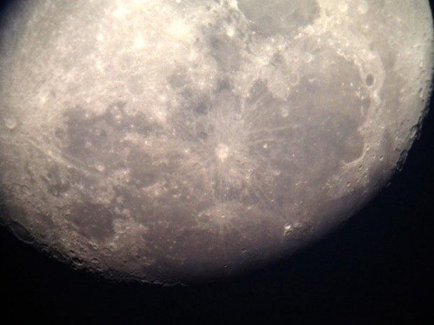 Mond mit iPhone 5 und einem Questar-Teleskop aufgenommen (Bild: Kickstarter)