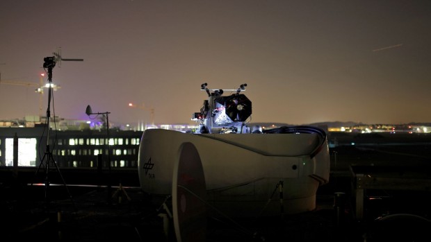 ... und die optische Bodenstation des DLR (Foto: DLR)