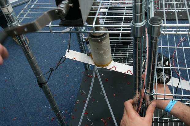 Im Extruder wird aus den geschredderten Bechern das Filament für den 3D-Drucker. (Bild: Jörg Thoma/Golem.de)