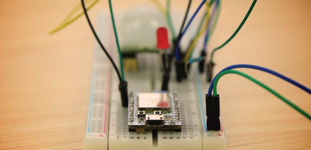 Das Spark Core auf einer Steckplatine (Bild: Spark Devices)