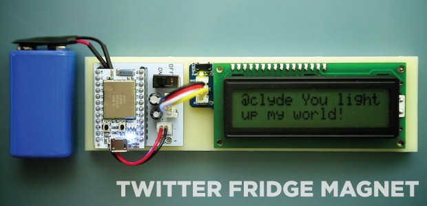 Das Spark Core als Kühlschrankmagnet mit Twitterrnachrichten. (Bild: Spark Devices)