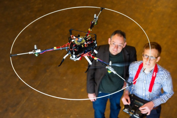Der Tricopter im Flug (Foto: Oliver Dietze/Universität des Saarlandes)