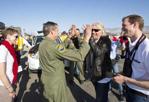Unternehmensgründer Richard Branson gratuliert Spaceship-Two-Pilot Mark Stucky... (Foto: Mark Greenberg)