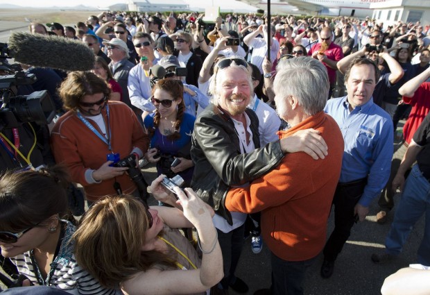 .. und freut sich mit Burt Rutan, dem Konstrukteur des Raketenflugzeugs. (Foto: Mark Greenberg)