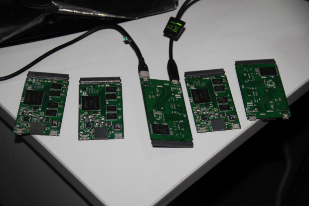 In der Nahaufnahme sind vier RAM-Bausteine, das A10-SoC und die Anschl&uuml;sse zu sehen. (Bild: Rhombus-Tech)