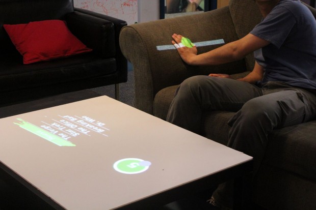 Lautstärke auf der Armlehne der Sofas regeln, Nachrichtenangebot auf dem Tisch aufrufen (Foto: Carnegie Mellon University)