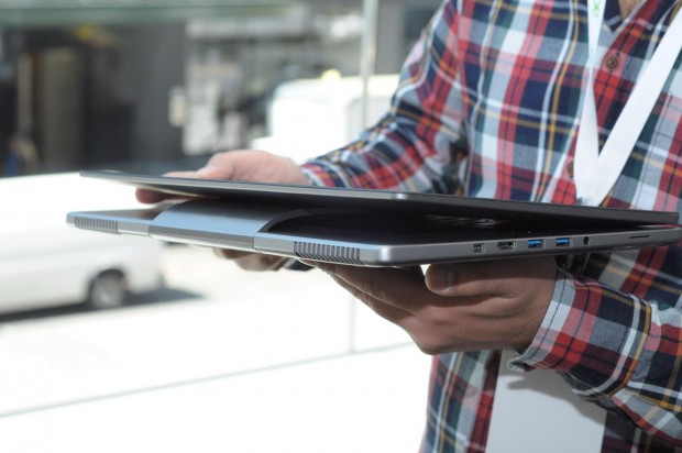 Gut zu sehen: Zu einem Tablet lässt sich das R7 nicht komplett zusammenklappen. (Foto: Andreas Sebayang/Golem.de)