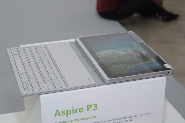 Auch aufgeklappt hat der Anwender eher das Gefühl, ein Tablet zu sehen. (Foto: Andreas Sebayang/Golem.de)