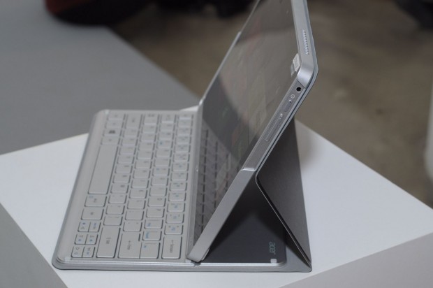 So lässt sich mit dem Aspire an einem Schreibtisch arbeiten. Für den Betrieb auf dem Schoß ist das Ultrabook nicht geeignet. (Foto: Andreas Sebayang/Golem.de)