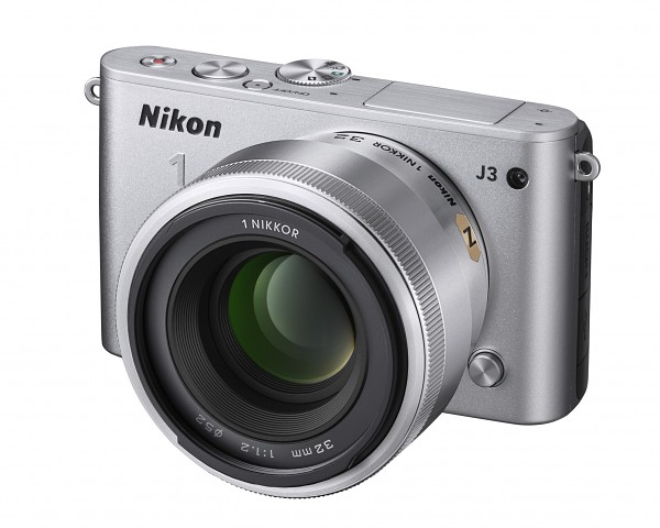 Nikon 1 mit Nikkor 32 mm 1:1,2 (Bild: Nikon)
