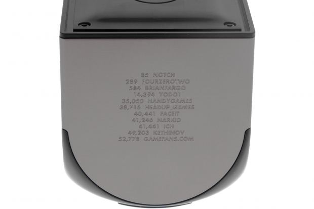 Das Gehäuse ist aus mattem Metall, die Ober- und Unterseite aus Kunststoff. (Bild: Golem.de)