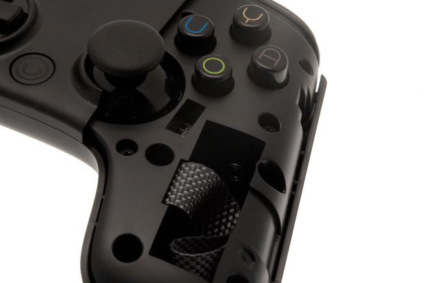 Insgesamt benötigt das Gamepad zwei AA-Batterien, eine auf jeder Seite. (Bild: Golem.de)