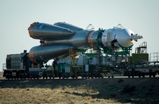 Die Sojus - hier die Rakete beim Transport zur Rampe - ist derzeit das einzige Raumfahrzeug, das von der Erde zur ISS und wieder zurück transportieren kann. (Foto: Bill Ingalls/Nasa)