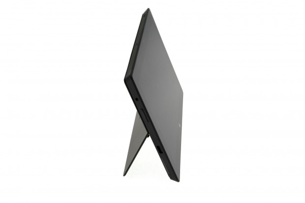 Auch die Standfußkonstruktion ist identisch, ... (Foto: Nina Sebayang/Golem.de)