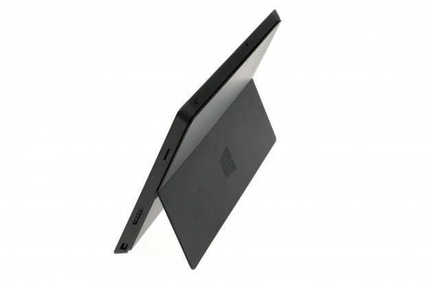 Das Surface Pro ist dicker als das RT-Pendant und hat Lüftungslöcher für den Core-i-Prozessor. (Foto: Nina Sebayang/Golem.de)