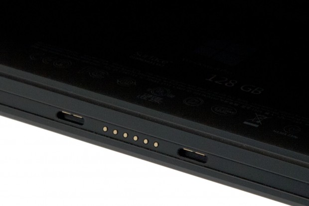 Über den Dockanschluss werden die externen Tastaturen angeschlossen. (Foto: Nina Sebayang/Golem.de)