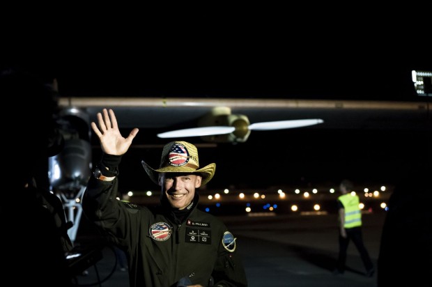 Yeeha: Pilot Bertrand Piccard ist nach über 18 Stunden am Steuerknüppel gelandet. (Foto: Merz/Solar Impulse)