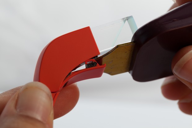 Die Kunststoffabdeckung um das Prisma... (Bild: Scott Torborg und Star Simpson)