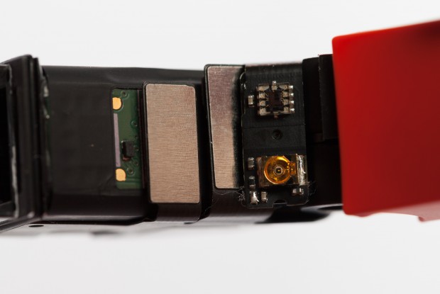 Am Scharnier hinter dem Displaygeh&auml;use sind der Umgebungs- und ein Helligkeitssensor angebracht. (Bild: Scott Torborg und Star Simpson)