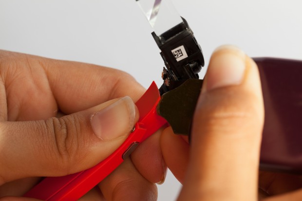 Hinter dem Scharnier steckt ein weiteres Teil der Hardware. (Bild: Scott Torborg und Star Simpson)