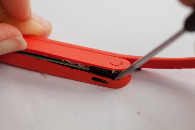 ...mit sanfter Gewalt aufhebeln... (Bild: Scott Torborg und Star Simpson)