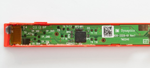 Zun&auml;chst wird die Touchpad-Platine... (Bild: Scott Torborg und Star Simpson)