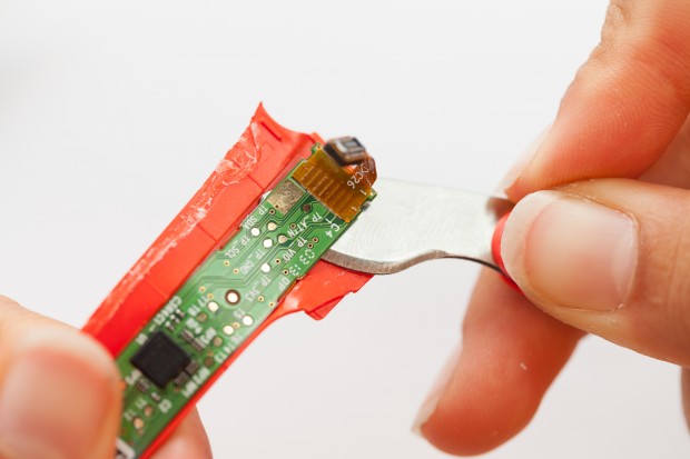 ... aus dem Geh&auml;use entfernt. (Bild: Scott Torborg und Star Simpson)