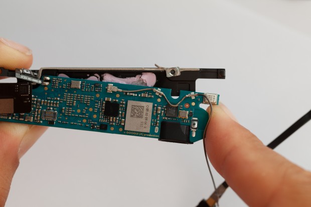 Die R&uuml;ckseite des Mainboards hat eine zus&auml;tzliche Abdeckung. (Bild: Scott Torborg und Star Simpson)