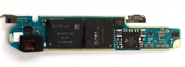 Darunter verbirgt sich das SoC, der Flash- und der Arbeitsspeicher. (Bild: Scott Torborg und Star Simpson)