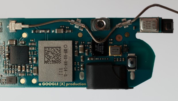 Auf der Vorderseite ist das Netzwerkmodul und der Chip f&uuml;r das GPS. (Bild: Scott Torborg und Star Simpson)